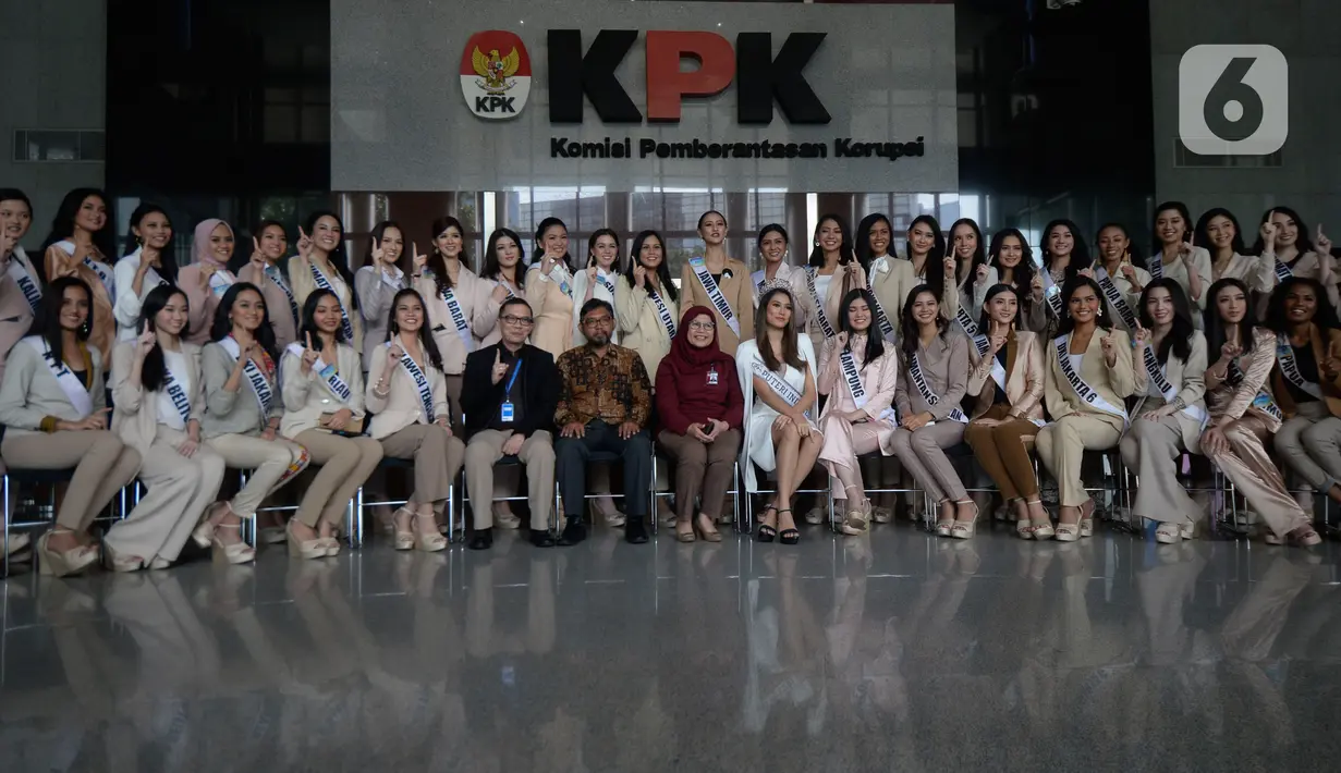 Wakil Ketua KPK Lili Pintauli Siregar (tengah) berfoto bersama finalis Puteri Indonesia saat menyambangi Gedung Merah Putih KPK di Jakarta, Selasa (3/3/2020). Kunjungan para finalis Puteri Indonesia  yang berjumlah 39 orang tersebut untuk memperoleh pengetahuan antikorupsi. (merdeka.com/Dwi Narwoko)