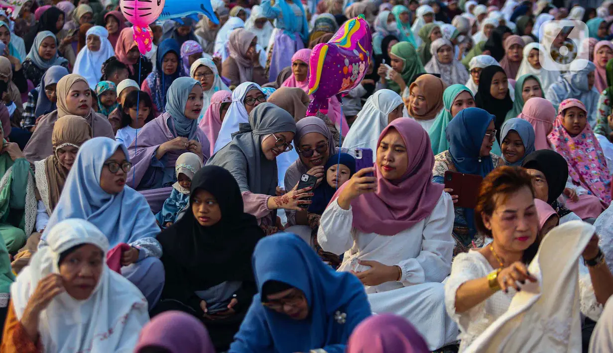 Usai salat Idul Fitri, jamaah menyimak ceramah agama. (Liputan6.com/Angga Yuniar)