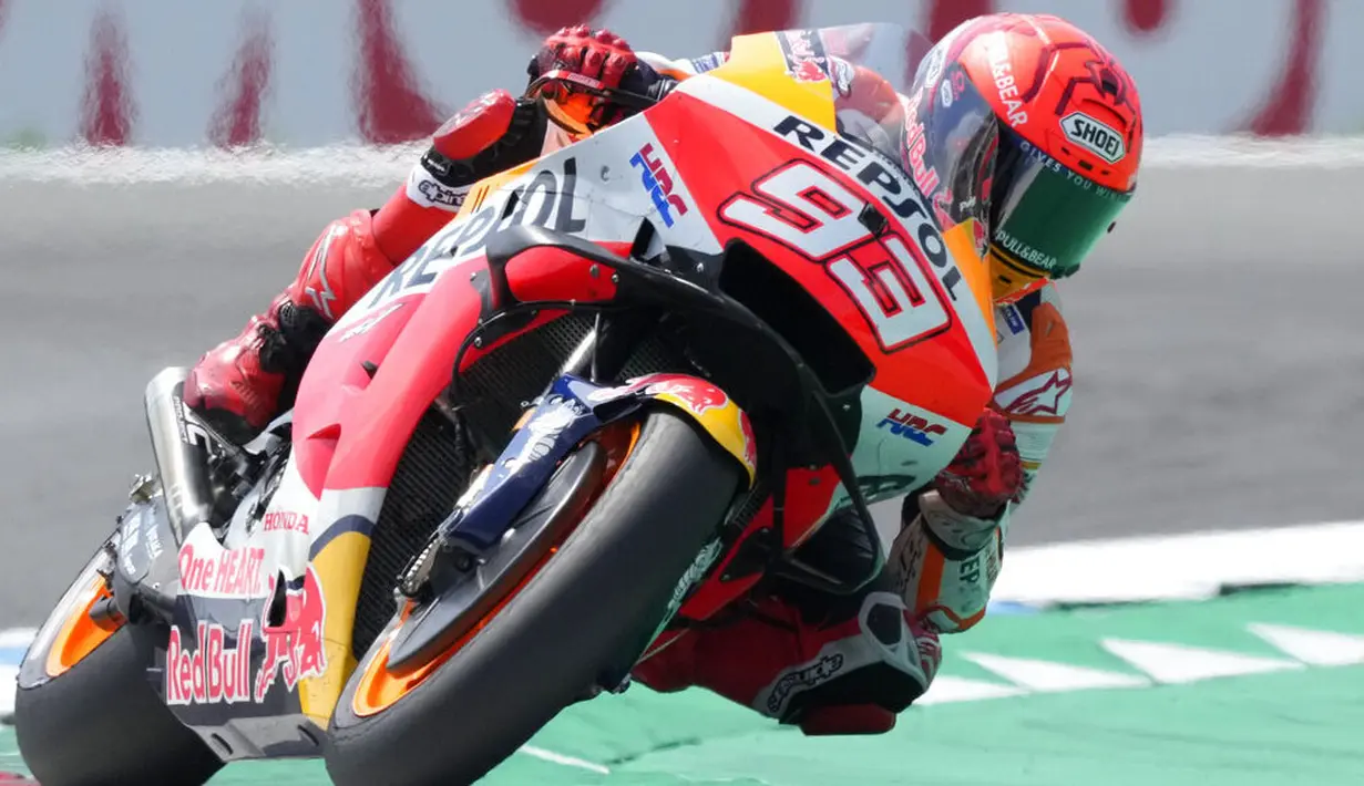 Sementara itu, Marc Marquez yang start dari urutan ke-20 mampu finis di peringkat ketujuh. (AP/Peter Dejong)