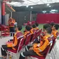 Puluhan Warga Binaan Lapas Narkotika Jakarta mengikuti pelatihan Mobile Training Unit di selasar gedung 2 Lapas Narkotika Jakarta. (Liputan6.com/Fachrur Rozie)