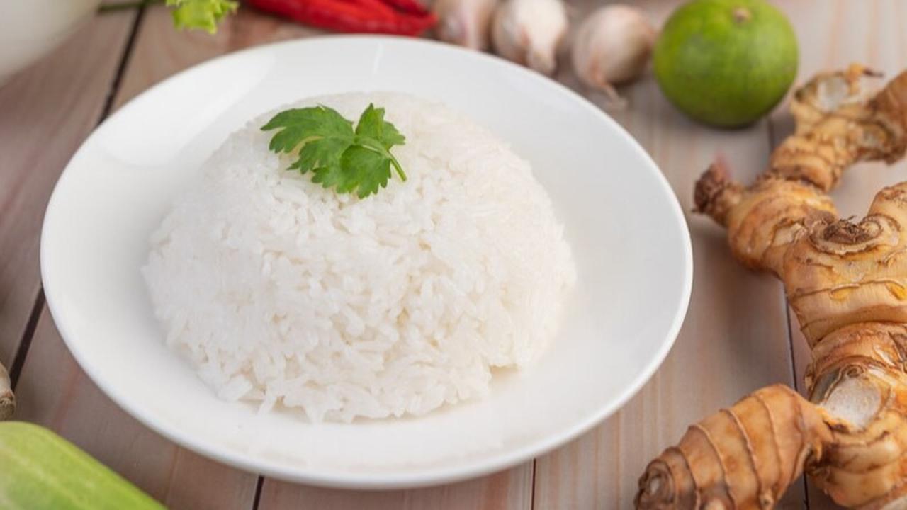 Tips Memasak Nasi ala Restoran Padang Tanpa Repot, Hasilnya Bakal Pulen