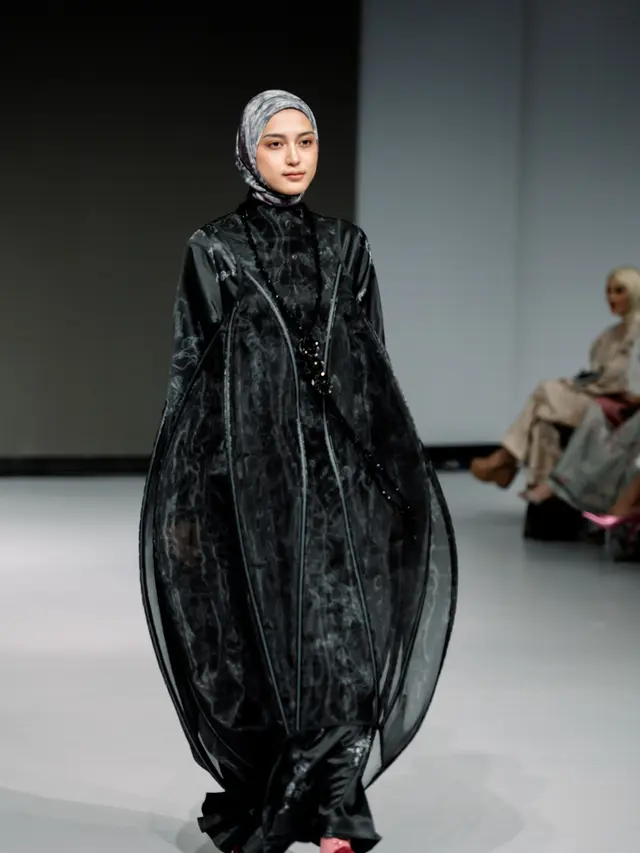 Emosi Kontras Modestwear Rancangan Ria Miranda di Koleksi Busana Juxtaposed