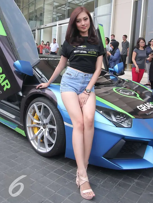 Model berpose di taxi mewah lamborghini saat peluncuran GrabCar, Jakarta, Rabu (21/10/2015). GrabCar menyediakan layanan gratis 10 supercar mewah pada 24-25 Oktober 2015 dan 31 Oktober–1 November 2015.. (Liputan6.com/Angga Yuniar)