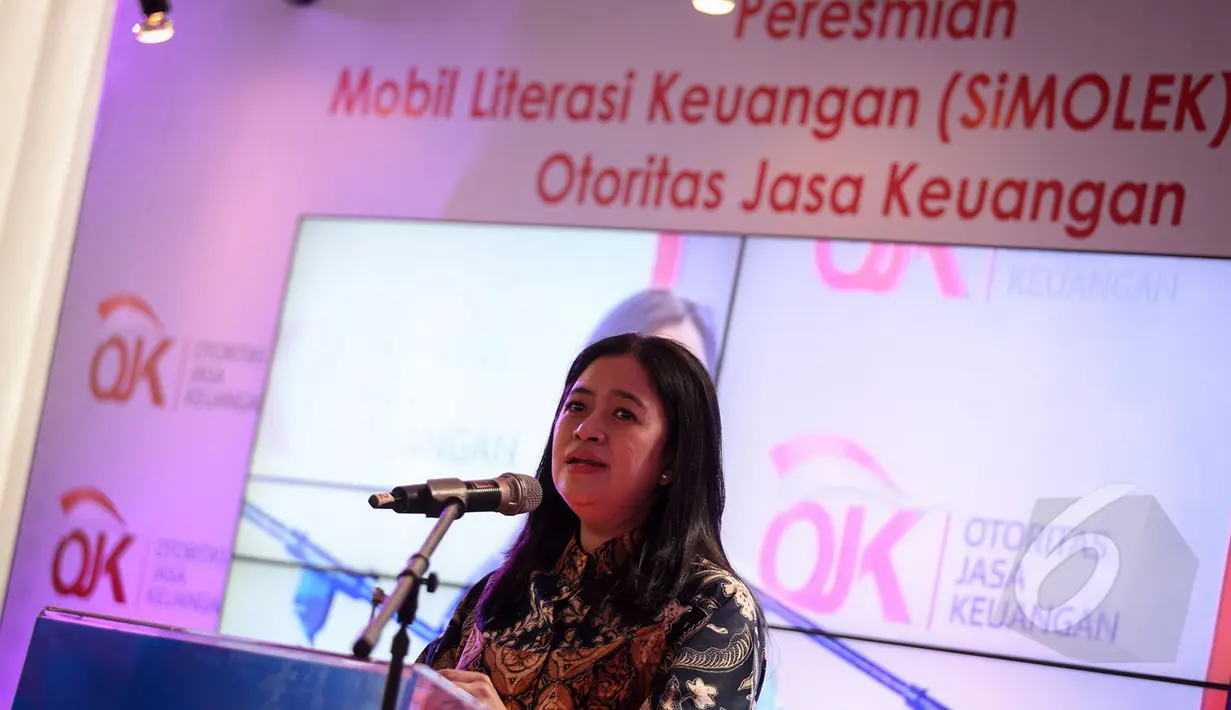 Menko PMK, Puan Maharani memberikan sambutan saat meluncurkan mobil literasi keuangan (Si Molek) di Kantor Menko PMK, Jakarta, Selasa (12/5/2015). 21 unit Si Molek diluncurkan untuk menambah 20 mobil yang sudah ada sebelumnya. (Liputan6.com/Faizal Fanani)
