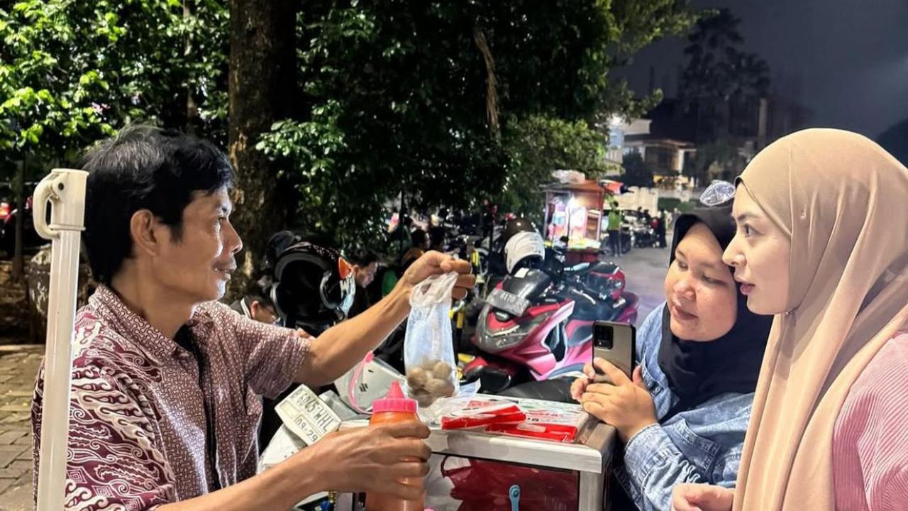 Ayana Moon Asyik Jajan Cilok untuk Buka Puasa, Momen Seru Sebelum Tarawih