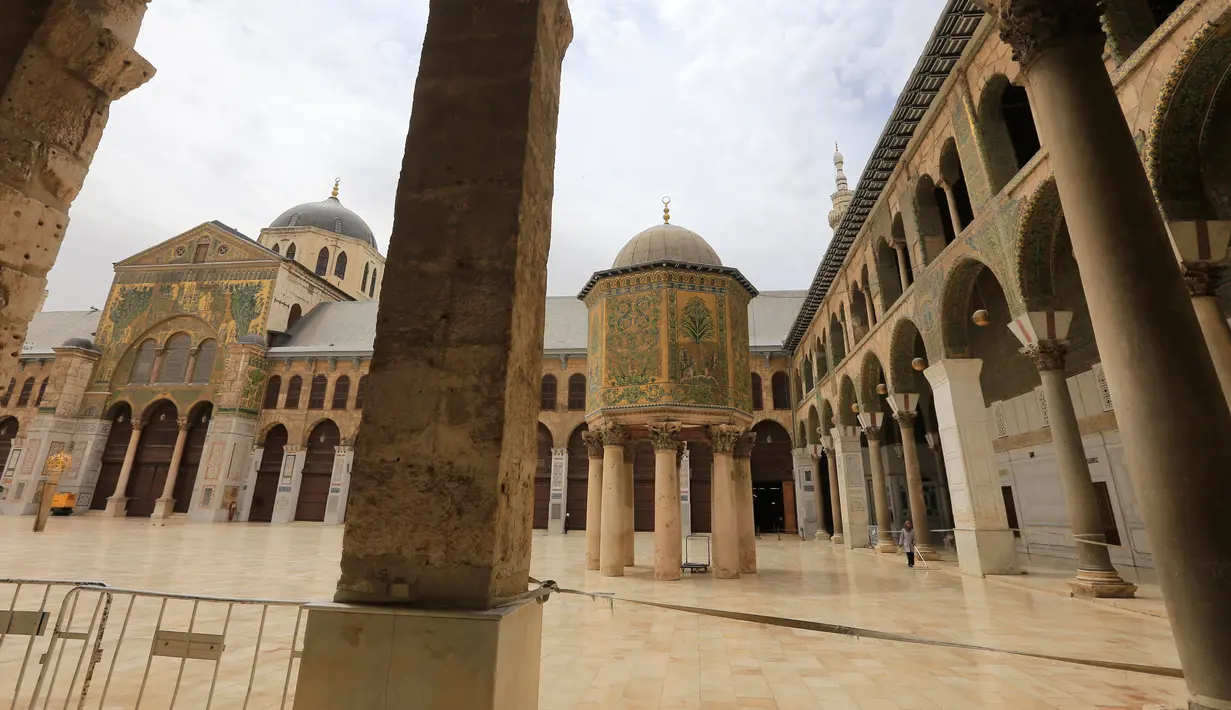 Pemandangan bangunan masjid bersejarah Umayyad di kota lama Damaskus, Suriah, Selasa (22/5). Masjid ini sebelumnya adalah Kuil Jupiter, dewa zaman Romawi, lalu diubah menjadi gereja basilika kemudian menjadi masjid. (AFP PHOTO/LOUAI BESHARA)