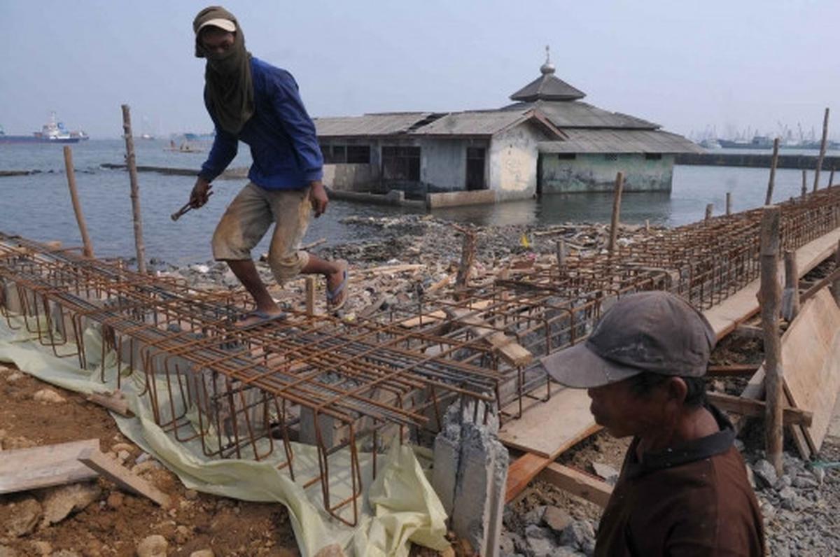 Memantau perkembangan proyek tanggul di Pantai Muara Baru