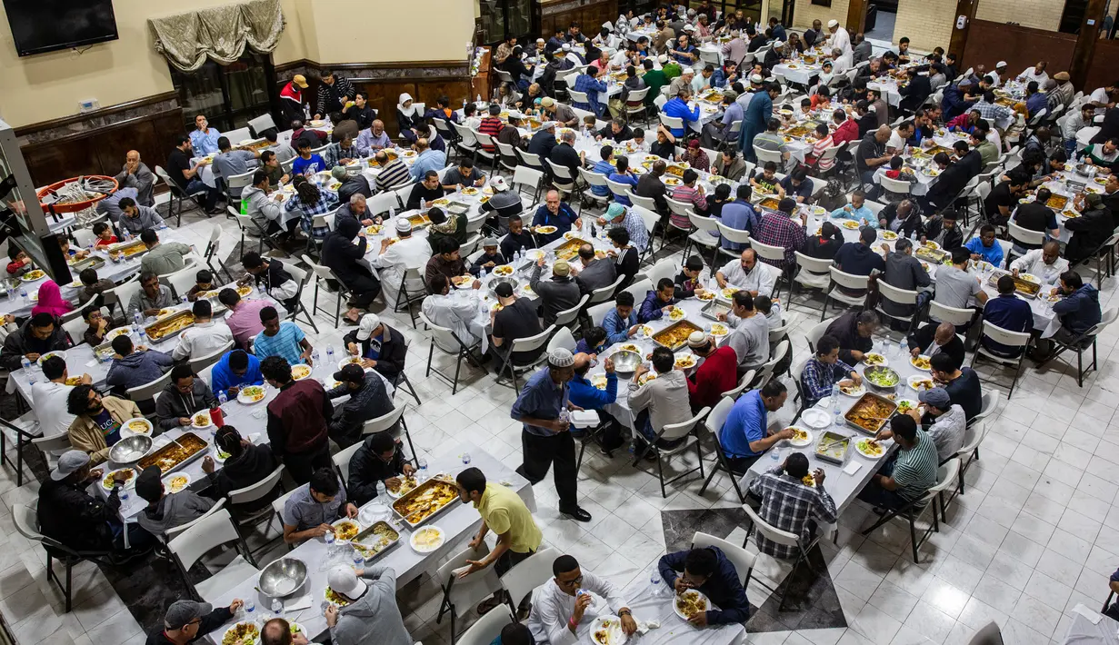 Umat muslim melaksanakan buka puasa bersama di Dar Al Hijrah Islamic Center, Falls Church, Virginia, Amerika Serikat, 11 Mei 2019. Tradisi buka puasa bersama menjadi ajang saling menghormati meski berbeda suku, ras, bahkan agama. (REUTERS/Amr Alfiky)