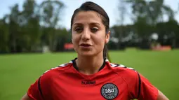 Situasi yang semakin kacau membuat Nadia Nadim memberanikan diri kabur dari Afghanistan dan mencari suaka ke luar negeri menggunakan identitas palsu. Nadia Nadim akhirnya diterima sebagai warga negara Denmark dan kini membela Timnas Wanita Denmark. (Foto: AFP/Daniel Mihailescu)