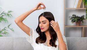 Tren rambut viral #nopoo dinilai berisiko picu rambut tipis dan uban dini akibat penumpukan sebum, gangguan kulit kepala, dan pengaruh hormon DHT. (dok. Freepik)