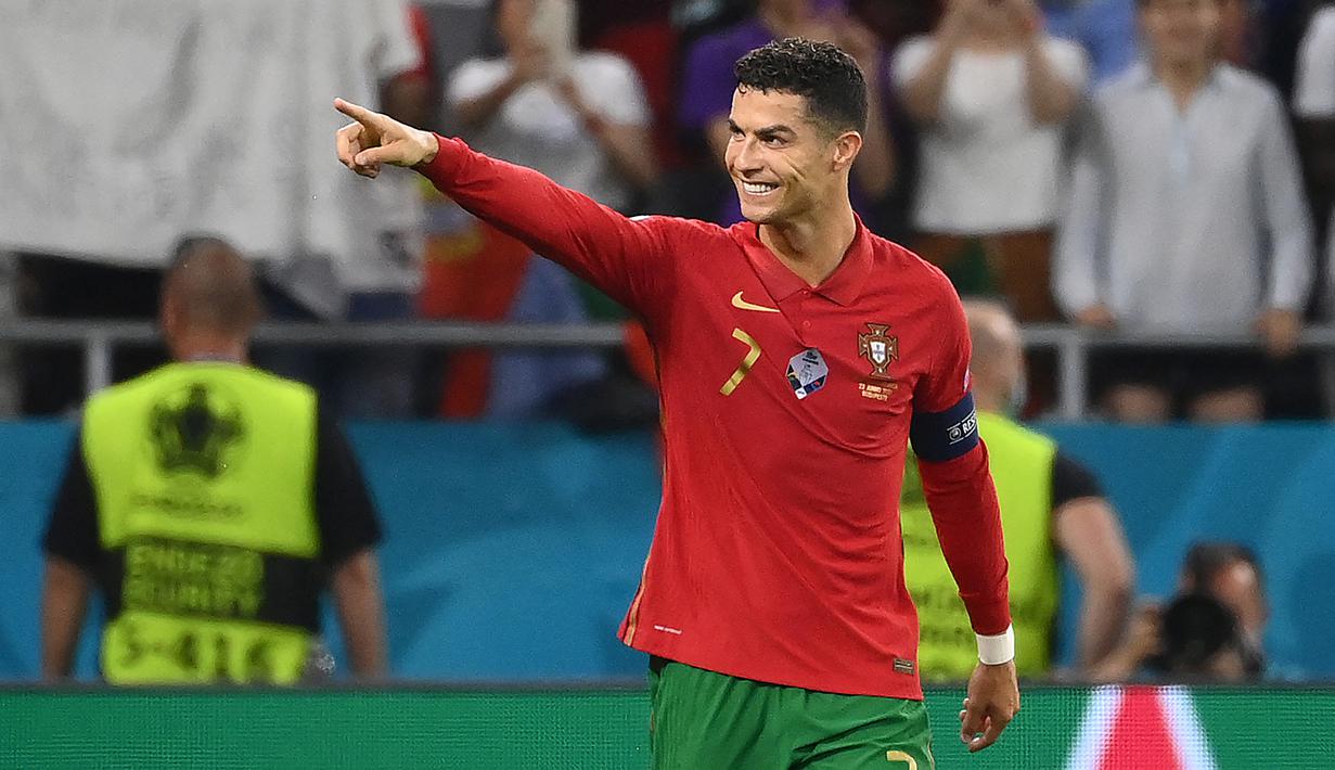 Cristiano Ronaldo. Striker Portugal berusia 36 tahun ini baru saja menjalani debut keduanya bersama Manchester United dengan mencetak dua gol. Bersama Selecao bahkan di dunia, ia menjadi top skor sepanjang masa dengan mencetak 111 gol dari total 180 caps. (Foto: AFP/Pool/Franck Fife)
