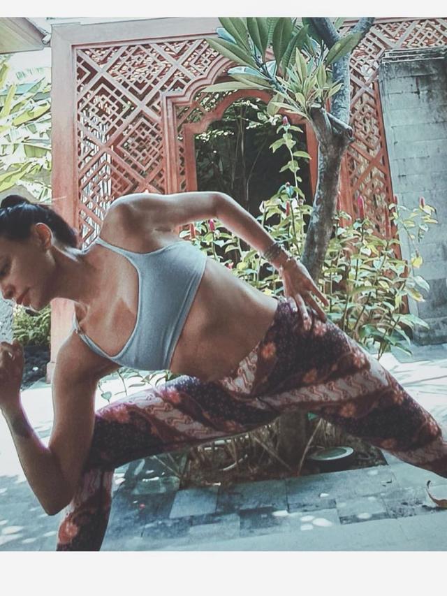 Gaya Sophia Latjuba Saat Olahraga (sumber: instagram/sophia_latjuba88)