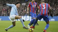 Pemain Manchester City, Leroy Sane (kiri) mencoba melewati adangan pemain Crystal Palace, Patrick van Aanholt pada lanjutan Premier League di Selhurst Park, London, (31/12/2017). Palace tahan Manchester City tanpa gol. (AP/Tim Ireland)