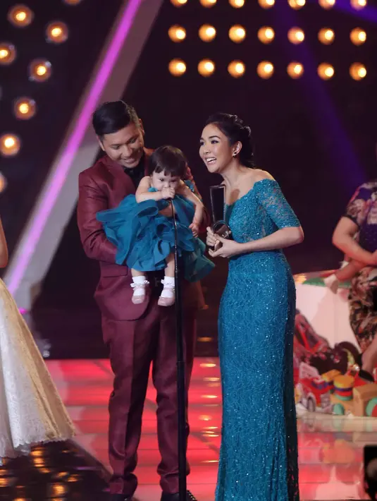 Sebagai sang ayah, Gading pun mengucapkan terima kasih kepada semua masyarakat yang telah mendukung dan menjadikan Gempi sebagai ‘Gorgeous Baby’. Gempi tampak menggemaskan di dekapan ayahnya. (Nurwahyunan/Bintang.com)