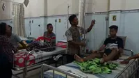 Salah seorang anak yang diduga keracunan makanan dirawat di RS Bhayangkara, Tulungagung, Jawa Timur (Liputan6.com/Zainul Arifin)