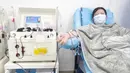 Seorang pasien dari pasar makanan laut Huanan yang telah pulih dari coronavirus menyumbangkan plasma di Pusat Darah Wuhan di Wuhan, ibu kota Provinsi Hubei, China tengah (17/2/2020). (Xinhua/Cai Yang)