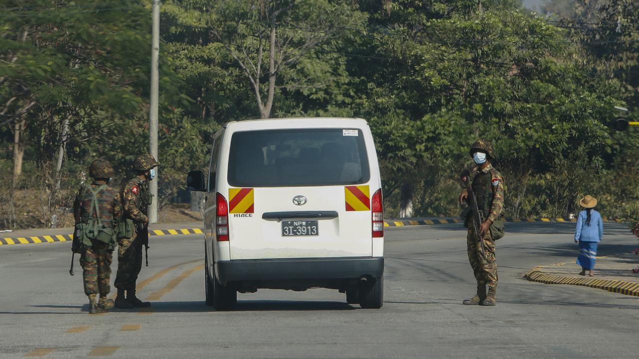 Militer Myanmar Kerahkan Kendaraan Lapis Baja Blokir Jalan Menuju Gedung Parlemen