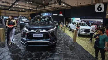 Pengunjung melihat deretan mobil yang dipamerkan pada booth Mitsubishi Motors di ajang Gaikindo Indonesia International Auto Show (GIIAS) 2024, Indonesia Convention Exhibition (ICE) BSD, Kabupaten Tangerang, Banten, Kamis (18/7/2024). (Liputan6.com/Angga Yuniar)