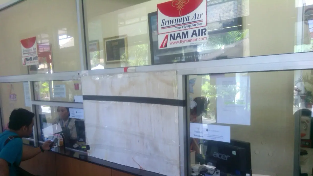Kesal Pesawat Delay, Pria Pecahkan Kaca Loket Sriwijaya Air