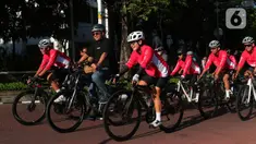 Gubernur DKI Jakarta Anies Baswedan saat bersepeda di Jakarta, Jumat (3/6/2022). Dalam rangka hari bersepeda dunia dan mendukung perhelatan G20 Pemprov DKI dan United Bike berharap bersepeda dapat mendorong masyarakat untuk menjadikan sepeda sebagai alternatif alat transportasi yang lebih banyak digunakan ke depannya. (Liputan6.com/Angga Yuniar)