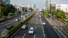 Kendaraan melintasi sistem lawan arus (contraflow) di ruas tol dalam kota Cawang - Semanggi, Jakarta, Senin (13/2). Uji coba contraflow yang dilakukan dari Km 1+700 hingga Km 8+100 itu berlangsung pukul 06.00 - 09.00 WIB. (Liputan6.com/Gempur M Surya)