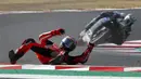 Pembalap Pramac Racing, Francesco Bagnaia, terjatuh saat balapan MotoGP Emilia Romagna di Sirkuit Misano, Italia, Minggu (20/9/2020). Bagnaia yang sempat memimpin balapan gagal menjadi juara setelah terjatuh pada lap ke-21. (AP/Antonio Calanni)