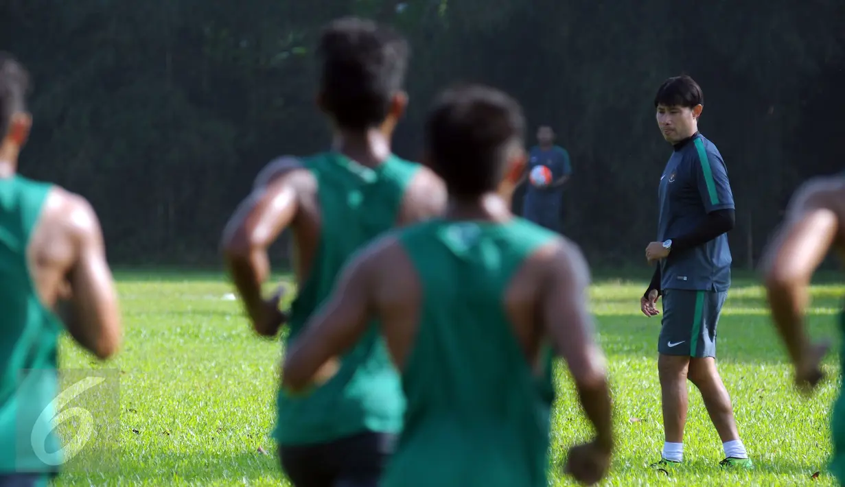 Pelatih Kepala Timnas Indonesia U19, Eduard Tjong memimpin latihan seleksi Timnas Indonesia U19 di NYTC Sawangan, Depok, Selasa (26/7). Seleksi untuk menghadapi Piala AFF U19 2016 di Hanoi, 11-24 September mendatang. (Liputan6.com/Helmi Fithriansyah)