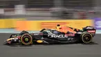 Max Verstappen berhasil menjadi jawara pada balapan F1 GP Arab Saudi di Sirkuit Jeddah Corniche pada Senin (29/3/2022). Ia memenangi duel dengan pembalap Ferrari, Charles Leclerc yang finis kedua. (AP/Hassan Ammar)