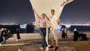 Mereka juga tampak mengunjugi beberapa sudut kota Doha. Pada momen itu, pasangan yang telah 15 tahun menikah ini bak melakukan kencan sambil nonton pertandingan sepak bola. (Liputan6.com/IG/@darius_sinathrya)