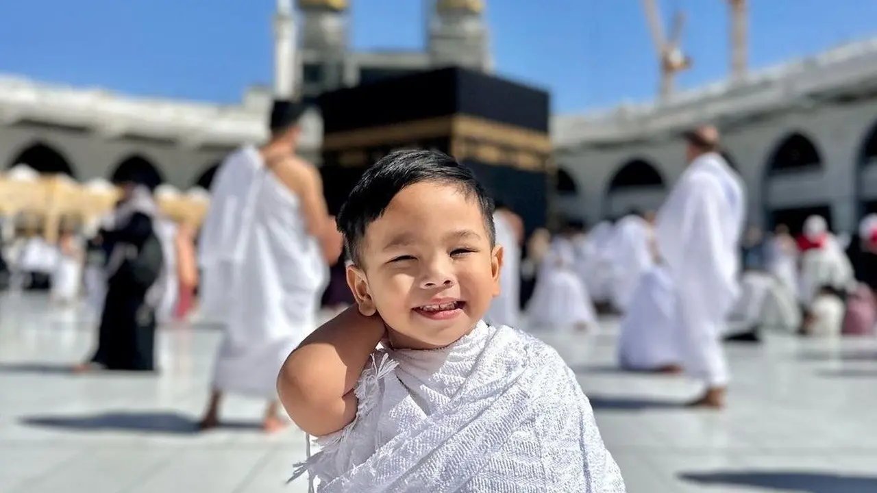 Potret Gemas Gala Sky Gunakan Baju Ihram di Depan Ka'bah