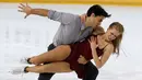 Pasangan atlet Figure Skating, Kaitlyn Weaver dan Andrew Poje dari Kanada tampil menunjukkan gerakan selama bersaing dalam kategori ajang Grand Prix Internationaux de France di Grenoble, Prancis, Sabtu (18/11). (AP Photo/Michel Euler)