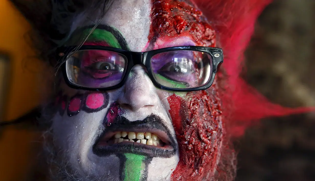 Seorang pria berpakaian zombie selama perayaan halloween di Amerika, Minggu (18/10/2015). Perayaan Halloween dilakukan setiap bulan oktober. (REUTERS/Shannon Stapleton)