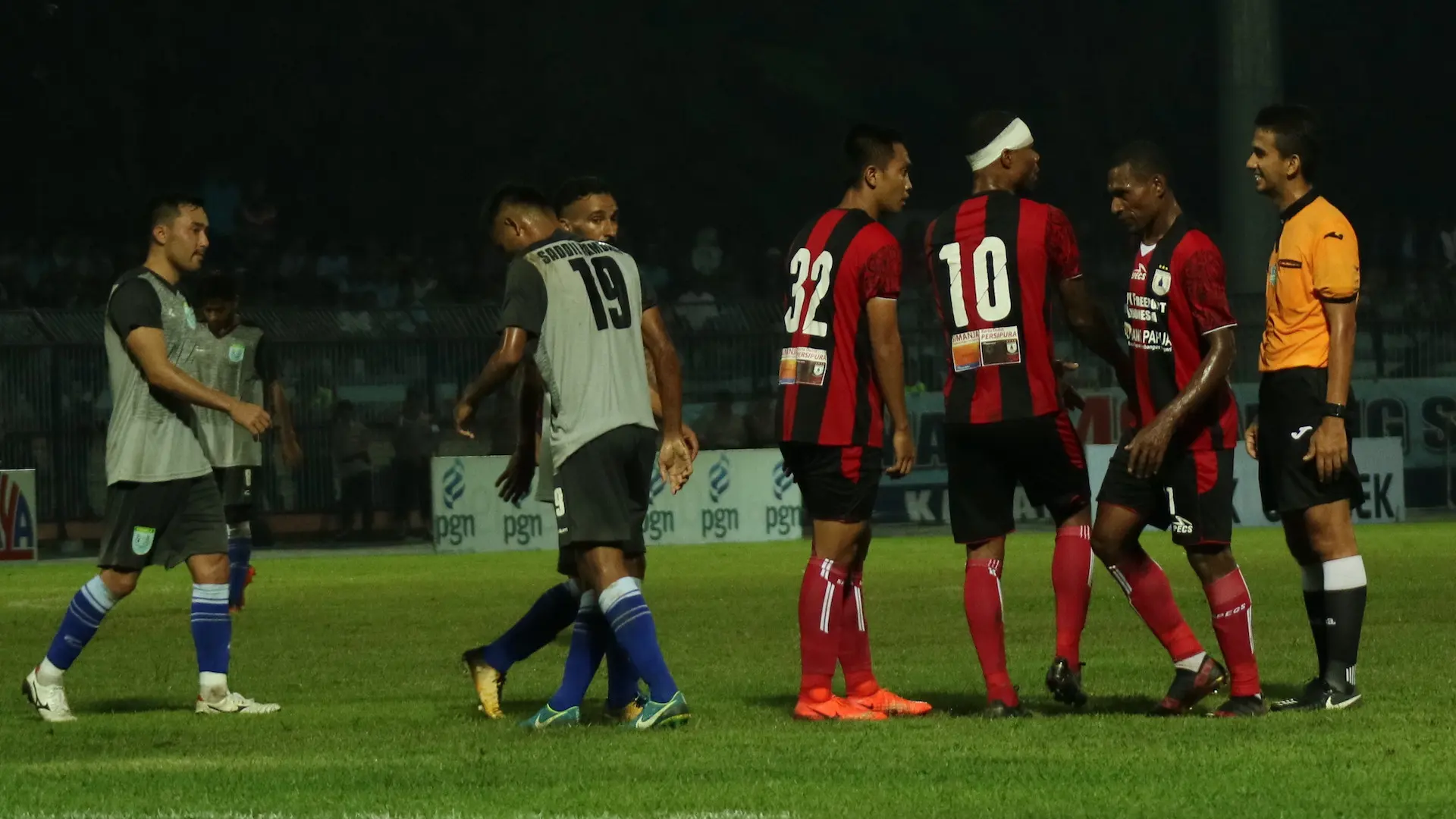 Persipura Jayapura bermain imbang 0-0 melawan Persela Lamongan dalam laga perdana mereka dalam ajang Jakajaya Friendly Game 2018 di Stadion Surajaya, Lamongan, Jumat (9/3/2018). (Bola.com/Aditya Wany)