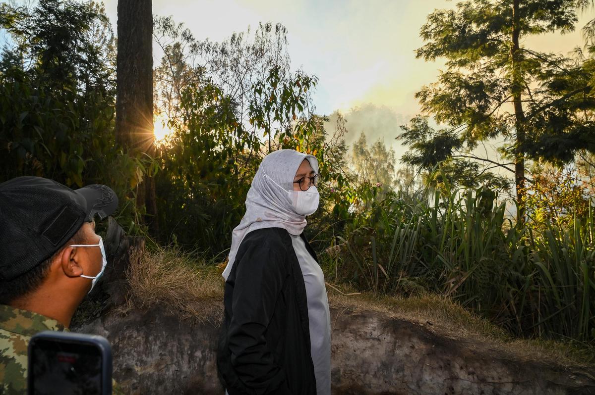 Bupati Ipuk Tinjau Pemadaman Kebakaran Gunung Ijen.