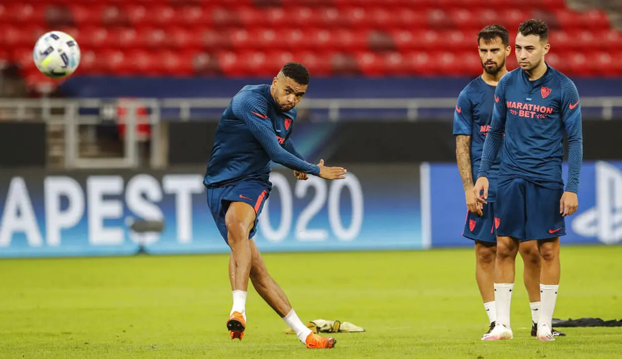 Pemain Sevilla, Youssef En-Nesyri, melepaskan tendangan saat latihan jelang laga Piala Super Eropa di Puskas Arena, Hungaria, Kamis (24/9/2020). Sevilla akan berhadapan dengan Bayern Munchen. (Bernadett Szabo/Pool via AP)