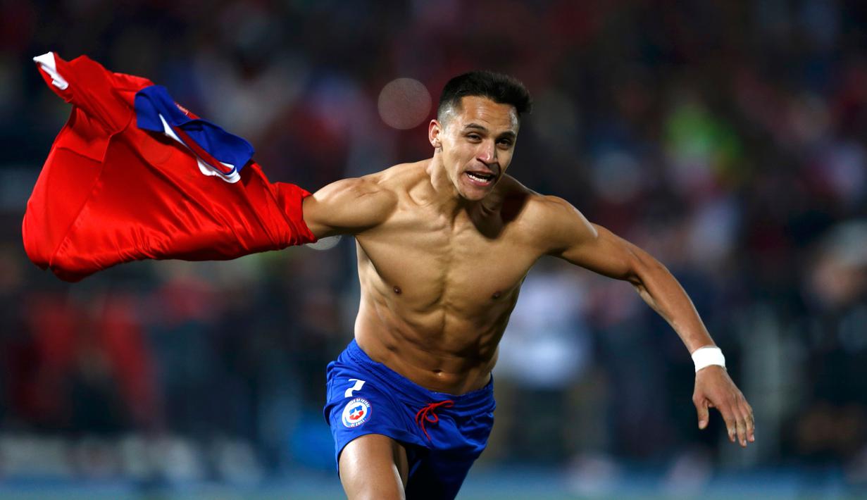 Penyerang Chili, Alexis Sanchez melakukan selebrasi usai mencetak gol ke gawang Argentina di final Copa America 2015 di Stadion Nasional, Chili, (4/7/2015). Chili menang lewat adu penalti atas Argentina dengan skor 4-1. (REUTERS/Marcos Brindicci)