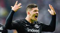 Striker Eintracht Frankfurt, Luka Jovic, merayakan gol ke gawang Chelsea pada leg pertama laga semifinal UEFA Europa League di Commerzbank Arena, Jerman, Kamis (2/5). Luka Jovic digadang akan menjadi partner Karim Benzema. (AFP/Uwe Anspach/dpa).