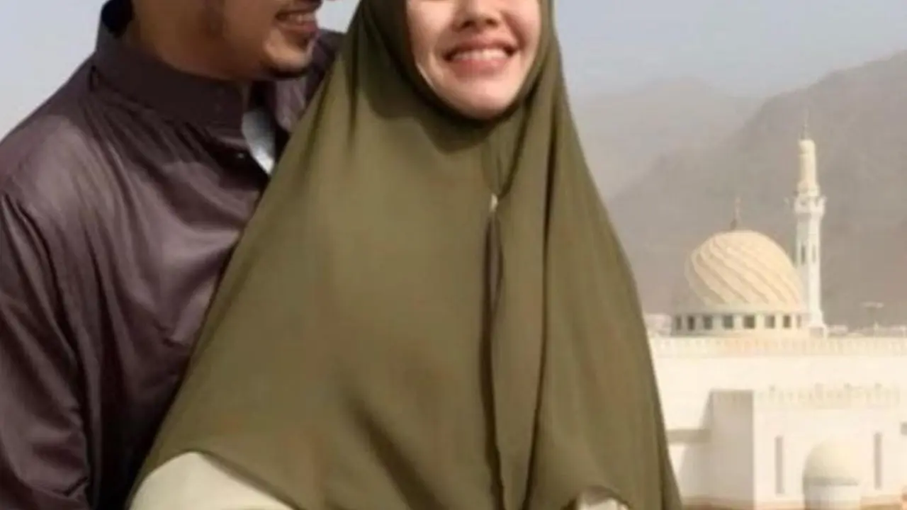 Potret Kartika Putri Umrah Bareng Anak, Tangan Suami Jadi Sorotan