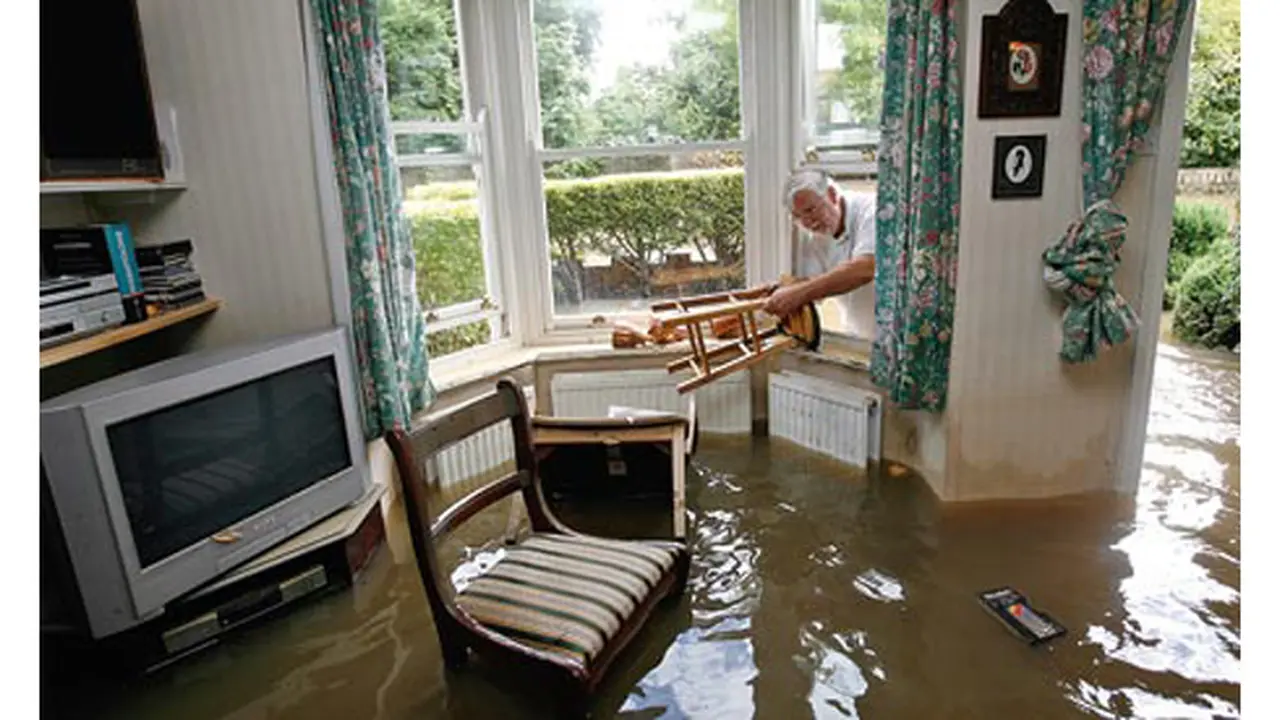 Trik Memilih Furnitur yang Tahan Banjir