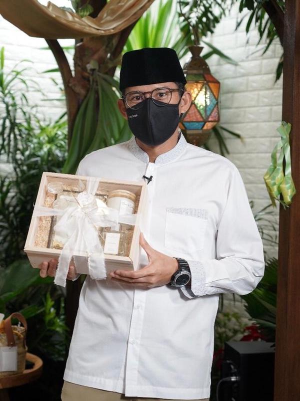 Sandiaga Uno menunjukkan Hampers Cocotier.
