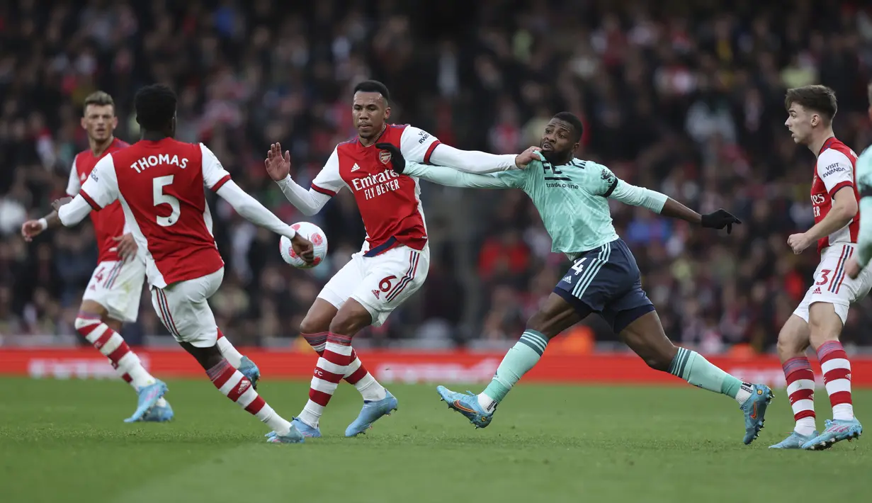 Bek Arsenal, Gabriel berebut bola dengan penyerang Leicester City, Kelechi Iheanacho pada pertandingan lanjutan Liga Inggris di Stadion Emirates, di London, Senin (14/3/2022). Arsenal menang atas Leicester City 2-0. (AP Photo/Ian Walton)