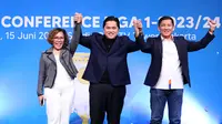 (Dari kiri) Direktur Programming Surya Citra Media (SCM), Harsiwi Achmad, Ketua Umum PSSI, Erick Thohir dan Direktur Utama PT Liga Indonesia Baru (LIB), Ferry Paulus berfoto saat acara konferensi pers Liga 1 2023/2024 di SCTV Tower, Senayan, Jakarta Pusat, Kamis (15/6/2023). (Bola.com/Bagaskara Lazuardi)