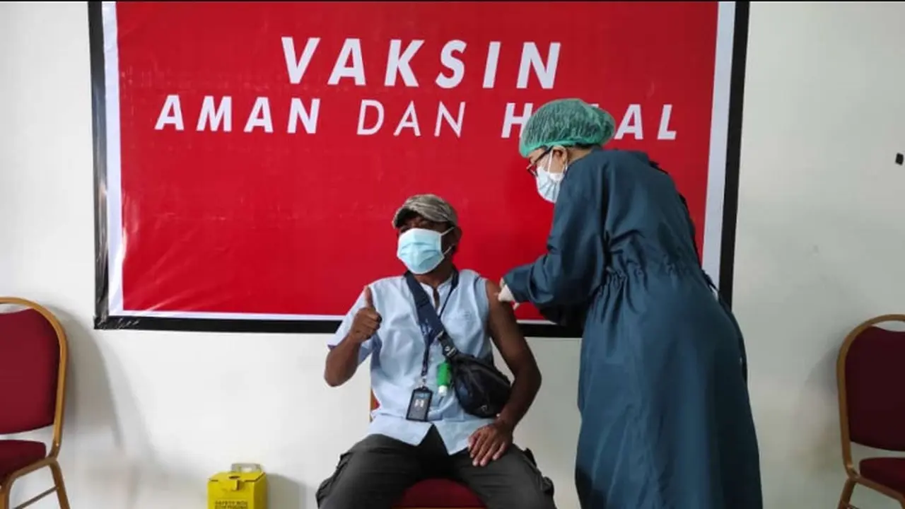 Seorang wartawan sedang mendapat suntikan vaksin sinovac tahap pertama. (Liputan6.com/ Dionisius Wilibardus)
