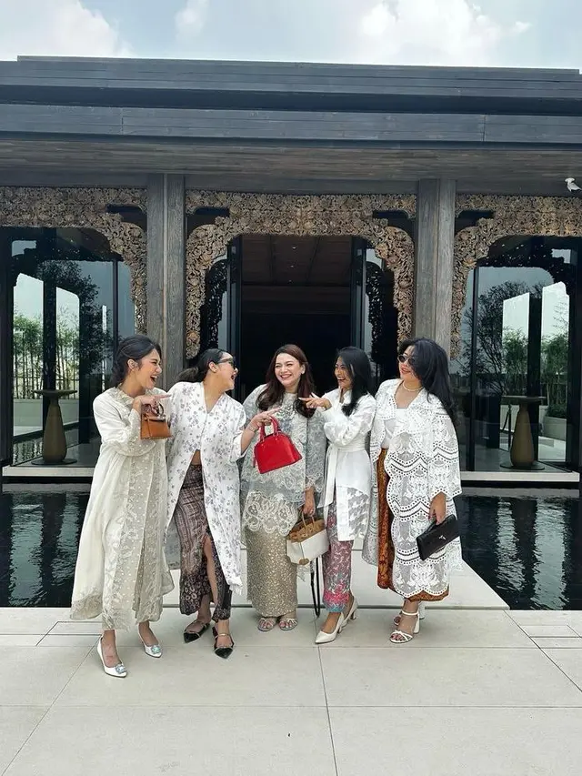 6 Adu Gaya Calon Bridesmaid di Siraman Aaliyah Massaid, Azizah Salsha Tenteng Tas Rp550 Juta-Putri Puan Maharani Pakai Tas Rp47 Jutaan