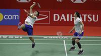 Ganda Putri Indonesia, Greysia Polii/Apriyani Rahayu, saat melawan wakil China, Liu Xuan Xuan/Xia Yu Ting, pada laga Indonesia Masters di Istora, Jakarta, Rabu (15/1/2020). Greysia/Apriyani menang 22-24, 21-17, dan 21-15. (Bola.com/M Iqbal Ichsan)