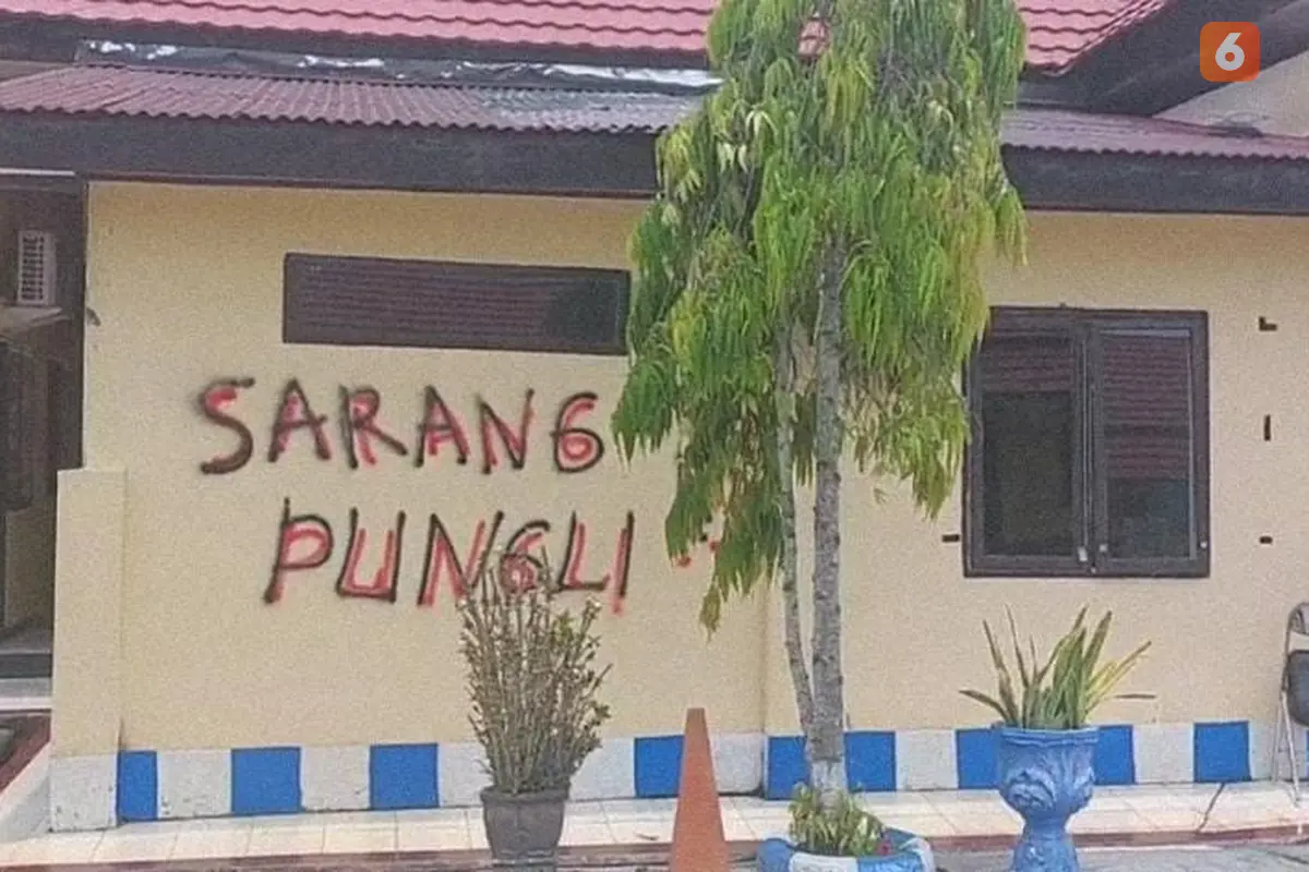 Polres Luwu penuh coretan Sarang Pungli dan Sarang Korupsi (Liputan6.com/Fauzan)