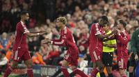 Hugo Ekitike (kedua dari kiri) masuk ke lapangan menggantikan Cody Gakpo di laga Liverpool vs Atletico Madrid di Anfield di Liga Champions 2025/2026, Kamis (18/09/2025). (AP Photo/Jon Super)