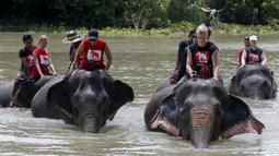 Pawang dan relawan saat memandikan gajah di sungai Pasak di Ayutthaya, Bangkok, Thailand, (11/8/2015). Thailand akan merayakan Hari Gajah Dunia pada tanggal 12 Agustus 2015. (REUTERS/Chaiwat Subprasom)