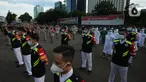 Polda Metro Jaya menggelar apel pelepasan tenaga vaksinator dan tracer COVID-19 di lapangan Promoter Polda Metro Jaya, Kamis (11/2/2021). Polri juga mengerahkan personelnya untuk membantu vaksinasi Covid-19 kepada masyarakat, total ada 13.500 tenaga kesehatan yang disiapkan (merdeka.com/Imam Buhori)