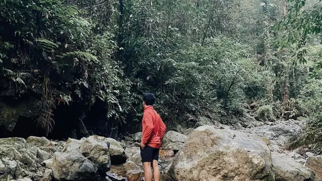 Pendaki melewati sungai saat berada di Gunung Salahutu, Ambon.
